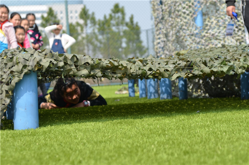 图为孩子们在素质拓展基地活动_副本.jpg