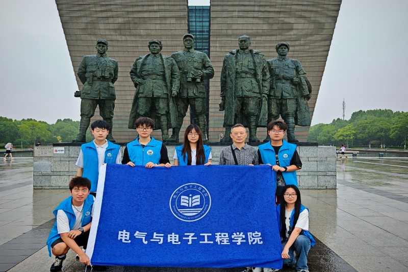 图为“常青树”实践团于渡江战役纪念馆前合影.jpg