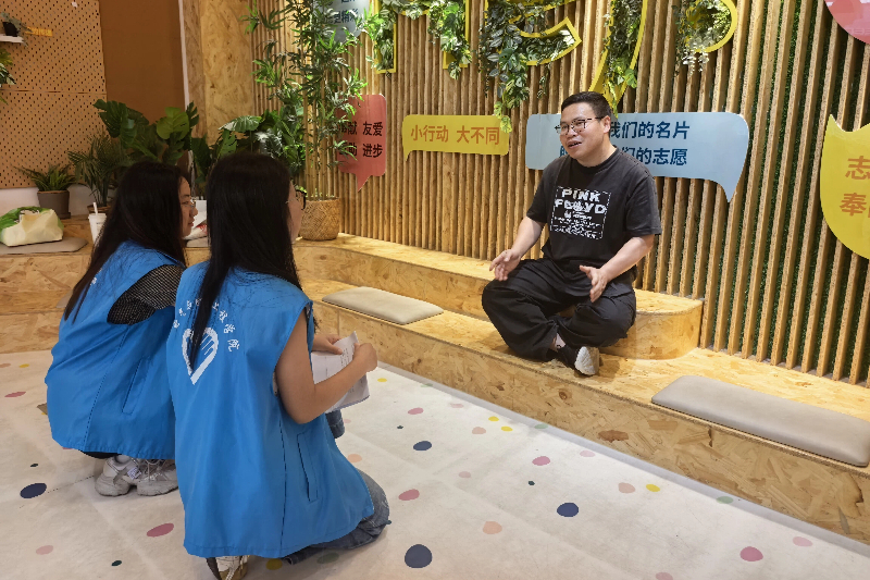图为采访丁健老师.jpg