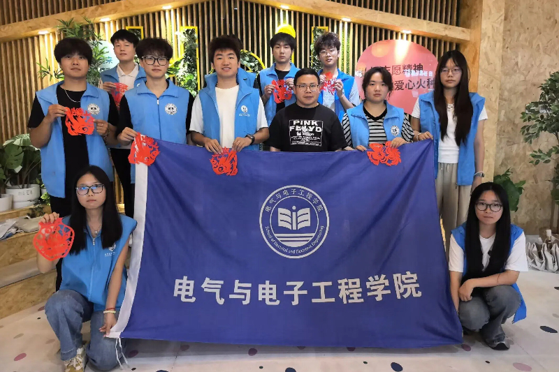 图为实践团与丁健老师合照.jpg